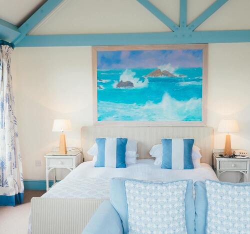 image d'une chambre d'hôtel avec une peinture 