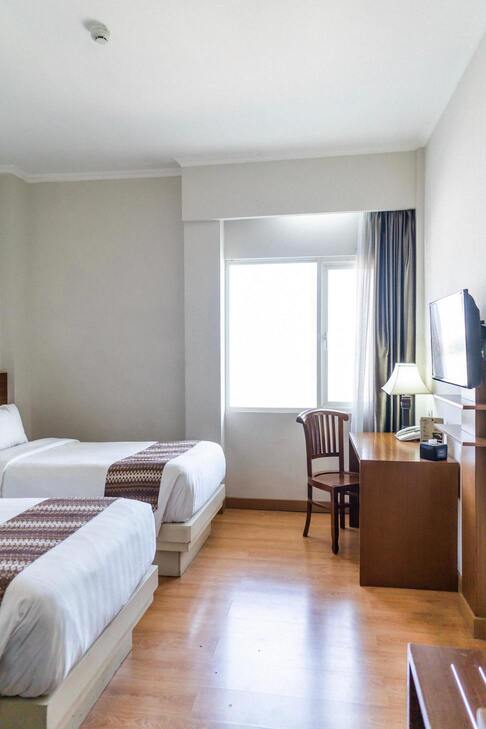 image d'une chambre d'hôtel avec un lit et un bureau