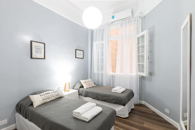 image d'une chambre d'hôtel avec deux lits