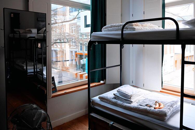 image d'une chambre avec un lit superposé