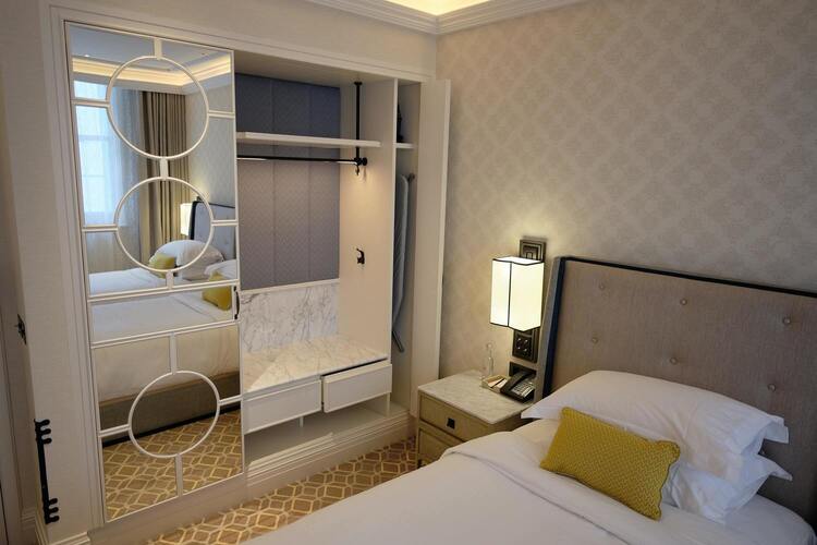 image d'une chambre d'hôtel avec un lit et un placard